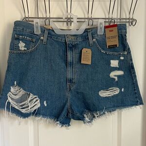 Levi’s high waisted mom shorts
Size 34
Never worn